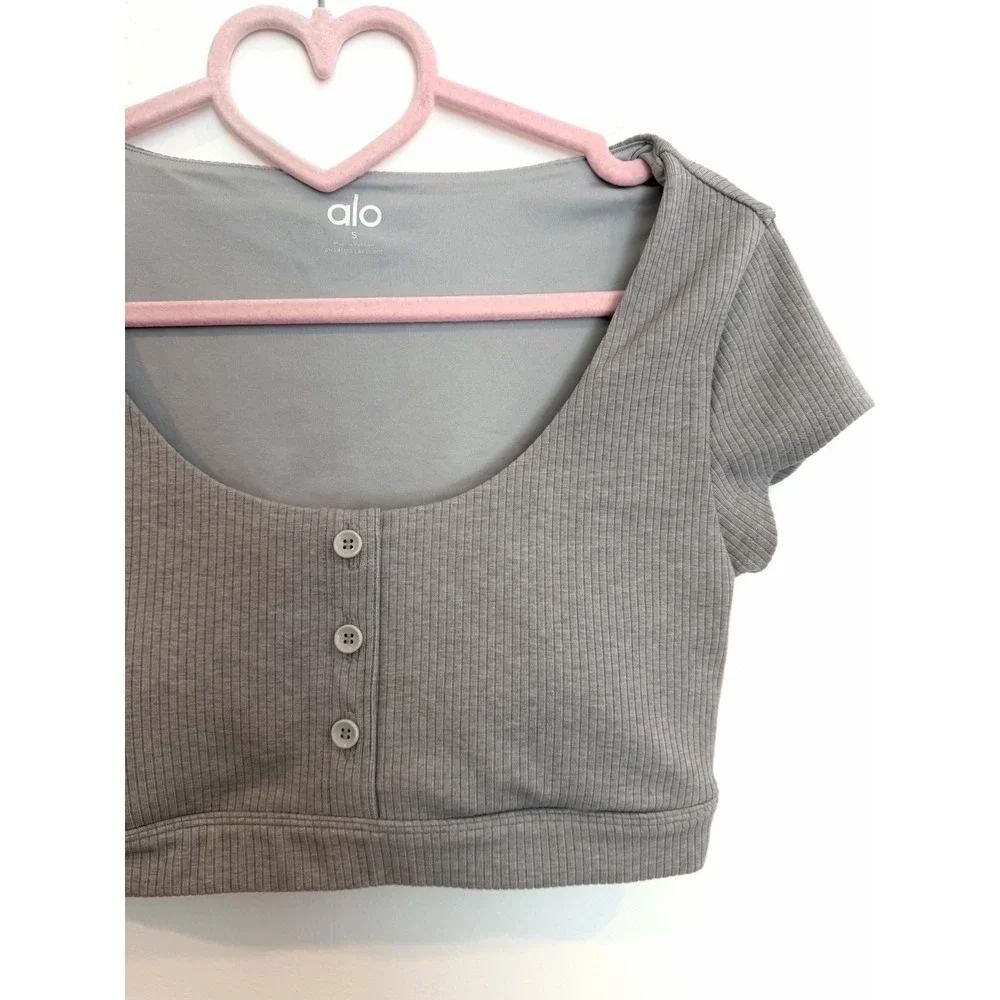 ALO Crop Top Sz S Light Gray Ribbed Knit Scoop Neck Cap Sleeves Henley Bra Top